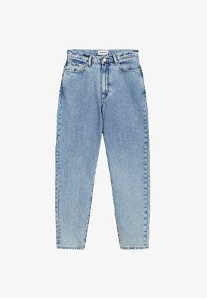 Jean en denim bleu clair avec une taille haute, une coupe droite et des coutures contrastantes. Dispose de poches avant et arrière, ainsi qu'une fermeture à bouton.