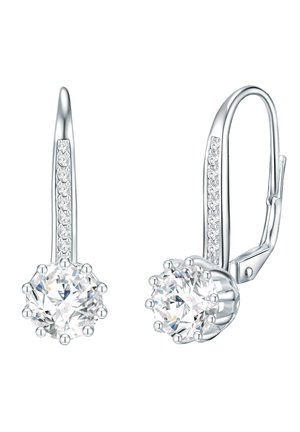 Orecchini pendenti in argento con un grande cristallo rotondo circondato da pietre più piccole, caratterizzati da un design elegante e curvo. Finitura lucida con chiusura a leva.