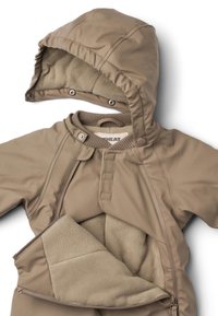 Beżowy kombinezon zimowy dla dzieci z polarem, kapturem, zamkiem błyskawicznym i zatrzaskami; gładki zewnętrzny materiał o miękkiej fakturze wewnątrz.