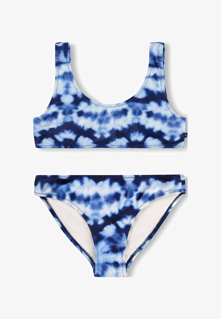 Blauw en wit tie-dye bikini set met een top met ronde hals en bijpassende slip-stijl onderkant, beide met zigzagstiksels.