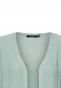 Cardigan verde chiaro con scollatura a V, texture a maglia, apertura frontale e etichetta con la scritta "VERO MODA" visibile sul collo.