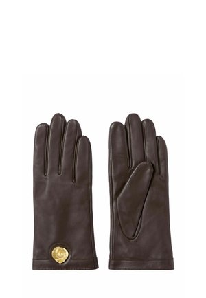 Par de guantes de cuero marrón oscuro con un botón decorativo circular dorado cerca de la muñeca en un guante, mostrado con la palma y el reverso hacia arriba.