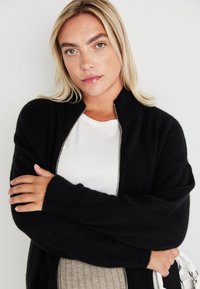 Vero Moda Curve VMCPALMA HIGHNECK ZIP CARDIGAN - Cardigan - black