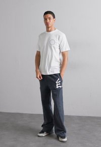 Études EUROPA BACK - Potiskana majica - white