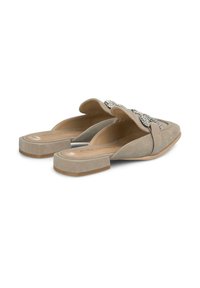 Mule in suede beige con tacco quadrato basso e una fascia decorativa con strass trasparenti sulla parte anteriore. Fodera interna liscia.