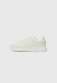 Trainers - white