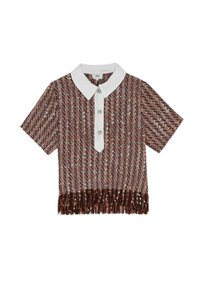 Haut tricot à manches courtes avec des rayures roses et brunes, col blanc, trois boutons argentés le long de la patte de boutonnage, et franges le long de l'ourlet.