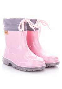 Różowe gumowe kalosze z szarym materiałowym mankietem, z zapięciem na sznurek i teksturowaną podeszwą dla lepszego chwytu. Gładkie wykończenie z minimalnymi detalami.
