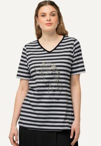 Pasek V-neck w czarno-białym kolorze, wykonany z materiału z krótkimi rękawami, z metalicznym wzorem graficznym z przodu.