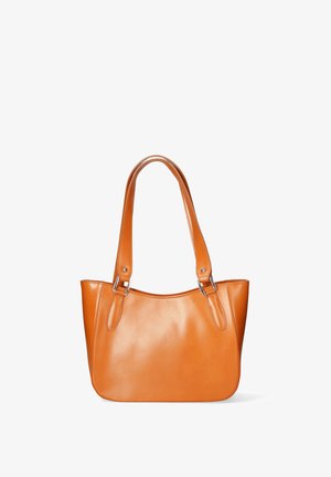 Teddy bruine leren tote bag met schouderbanden, gladde textuur, afgeronde vorm en zilverkleurige hardware accenten. Geen zichtbare patronen of versieringen.