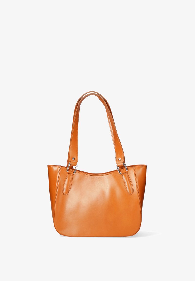 Sac fourre-tout en cuir tan avec des poignées pour l'épaule, texture lisse, forme arrondie et accents en métal argenté. Pas de motifs ou d'embellissements visibles.