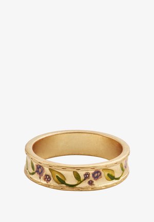Anillo de oro con un patrón floral que presenta flores moradas y hojas verdes. Textura suave con un borde decorativo y un acabado pulido.
