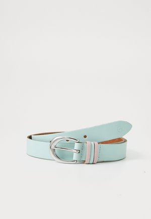 Ceinture en cuir bleu clair avec une boucle en métal argenté, présentant deux accents horizontaux roses près de la boucle. Texture lisse et design minimal.