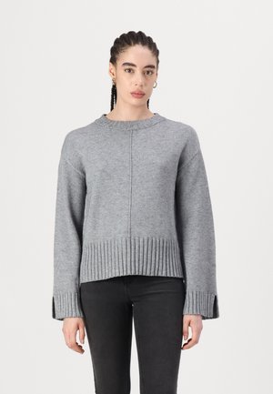 Maglione grigio a maglia con scollo rotondo, orlo a coste e maniche larghe. Presenta una finitura testurizzata e una vestibilità morbida, realizzato in materiale morbido.