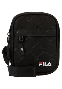 Czarna nylonowa torba na ramię z tłoczonym wzorem logo FILA, zamkiem błyskawicznym i regulowanym paskiem. Charakteryzuje się trwałym materiałem i kompaktowym, prostokątnym kształtem.