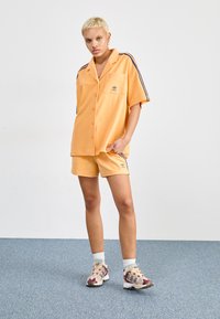 adidas Originals RESORT - Šortky - hazy orange