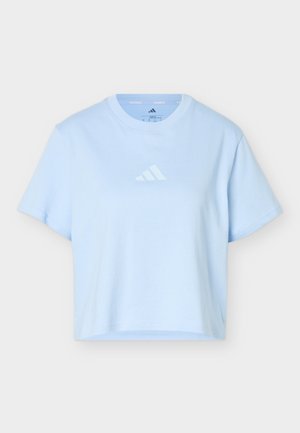 Šviesiai mėlynas trumpintas marškinėlis su trumpomis rankovėmis ir mažu baltu Adidas logotipu krūtinės centre.