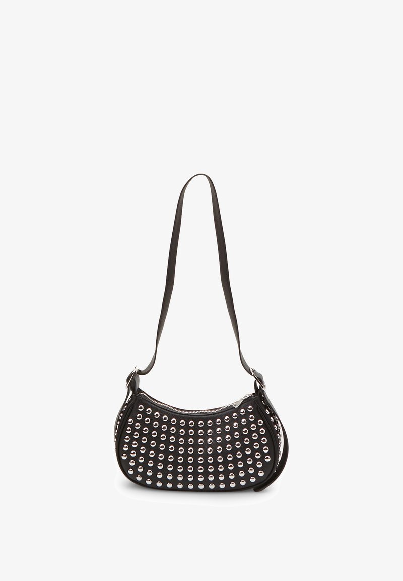 Borsa a spalla nera con accenti di borchie argento, forma curva, tracolla regolabile e chiusura a zip. Realizzata in materiale resistente.