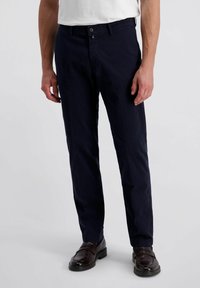 Marineblaue Hosen aus Baumwolle mit normaler Passform, vorderen Taschen und einem Knopfverschluss. Glatte Textur, minimales Design.