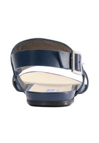 Saboți plate bleu marin cu o singură curea, cataramă metalică ajustabilă și o talpă interioară texturată. Design minimalist cu o finisare netedă.