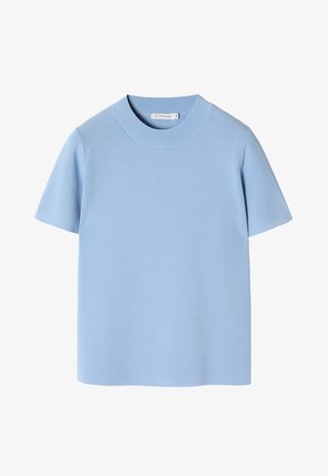T-shirt bleu clair à manches courtes en tissu côtelé, avec un col rond et une coupe décontractée, offrant une texture lisse.