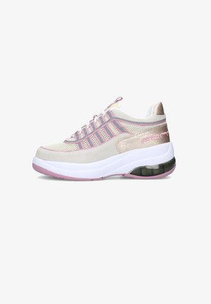 Sneaker in mesh bianca e rosa con suola spessa, dettagli rosa, cuscinetto d'aria traslucido nel tallone e tirante sulla linguetta e sul collarino del tallone.