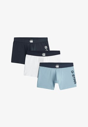 Három pár férfi boxer alsónadrág fekete, fehér és világoskék színekben, mindegyiken sötét derékrész és oldalt "G-STAR" logó.