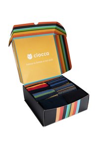 Set di calzini all'interno di una scatola colorata. Calzini di vari colori: nero, rosso, blu, verde e a righe decorate. La scatola presenta righe audaci e un logo.
