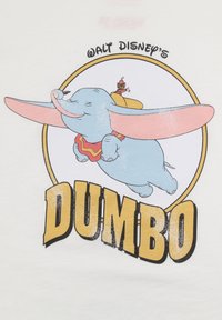 Grafik med Dumbo, en lys blå elefant med store lyserøde ører, der flyver med en gul hat og en rød krave. Teksten lyder "WALT DISNEYS DUMBO."