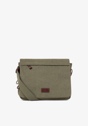 Sac messenger en toile vert olive avec bandoulière réglable, rabat avant et petite étiquette logo en cuir marron.