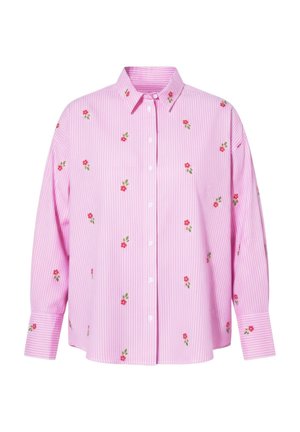 Roze blouse met lange mouwen en knopen, witte verticale strepen en kleine rode bloemenprints verspreid over de stof.