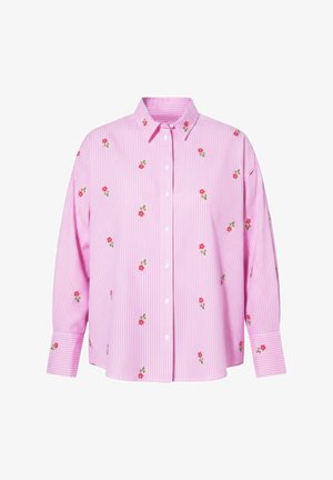 Camicia rosa a maniche lunghe con bottoni, righe verticali bianche e piccoli fiori rossi stampati sparsi sul tessuto.