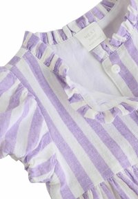 Lila och vit randig klänning med volangkrage och ärmar, med knäppning fram och lättviktsmaterial. Etiketten säger "NEXT baby."