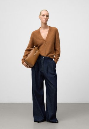 V-NECK  - Strickjacke - brown