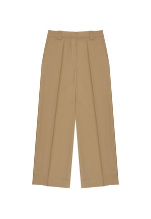 Pantalones de pierna ancha beige con una cintura alta, dos bolsillos delanteros y una textura suave con pliegues marcados en la parte delantera.