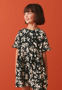 Next SHORT SLEEVE  REGULAR FIT - Džersio suknelė - black  white daisy floral print