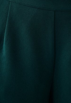 Donkergroene stof, gladde textuur, met minimale geplooide details langs de tailleband, geschikt voor op maat gemaakte broeken of pantalons.