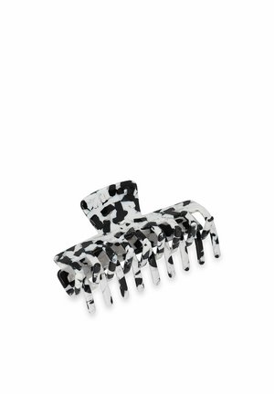 Pince à cheveux marbrée noir et blanc en plastique brillant, avec un design compact, des dents larges s'emboîtant et un dessus courbé.