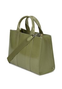 Ελαιοπράσινη δομημένη τσάντα χεριού από γυαλιστερό υλικό, με διπλές κορυφαίες λαβές, αποσπώμενο ιμάντα ώμου, και κάθετες ραφές ως διακόσμηση.