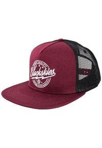Bordo snapback čiapka so štruktúrovaným predným dielom, čiernymi sieťovinovými panelmi a bielym vyšitým dizajnom loga s kruhovým textom a hviezdami.