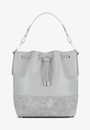 HARMAA BUCKET-LAUKKU, JOSSA ON KIILTÄVÄ YLÄOSA JA KARHEA HARMAA NAPPA. VARUSTETTU HOPEISILLA KONEISTOILLA JA NARUKIRISTÄJÄLLÄ.