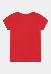Rød T-shirt med korte ærmer og rund hals, lavet af glat stof, med en enkel pasform uden synlige mønstre eller detaljer.