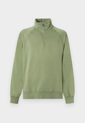 Hele oliivroheline pika varrukaga pullover, millel on kõrge krae ja esiküljel poolalakaga sulgur.