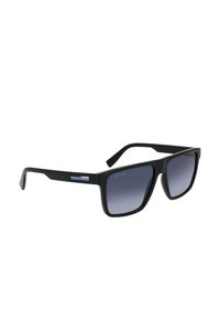 Ochelari de soare rectangulare negre cu lentile cu gradient. Prezintă un logo Lacoste și accente în dungi alb-albastre pe braț.