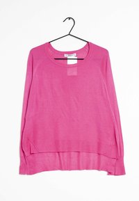 Rosa Langarmpullover mit rundem Halsausschnitt, weichem Textil, geripptem Saum und seitlichen Schlitzen, der an einem schwarzen Kleiderbügel vor einem weißen Hintergrund hängt.