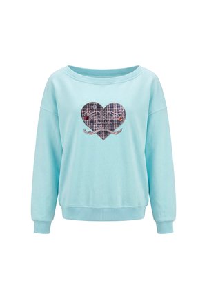 Lyseblå langærmet sweatshirt med en ternet hjertepatch i midten med tekst og dekorative elementer.