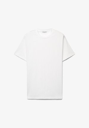 Schlichtes weißes T-Shirt mit kurzen Ärmeln, Rundhalsausschnitt und strukturierter Stofftextur, flach auf einem weißen Hintergrund dargestellt.