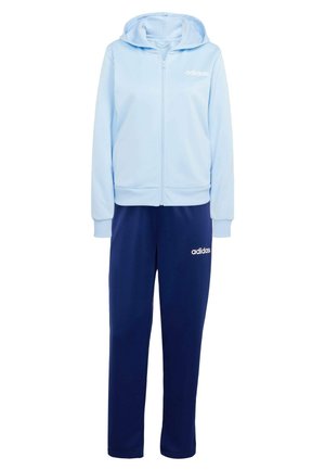 Hanorac cu fermoar de culoare albastră deschisă, cu glugă și logo alb, asortat cu pantaloni de trening bleumarin cu logo alb, ambele fiind dintr-un material moale.
