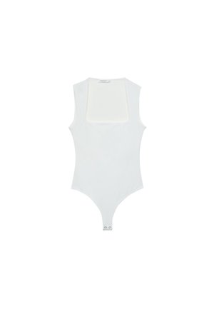 Valkoinen haalari, jossa on neliönmuotoinen pääntie, hihaton muotoilu, sileä pinta ja neppari alhaalla. Yksinkertainen ja minimalistinen tyyli.