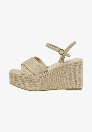 Wedge-sandalen van geweven beige materiaal met een kruislings ontwerp van banden en een verstelbare enkelband met een ronde metalen gesp.
